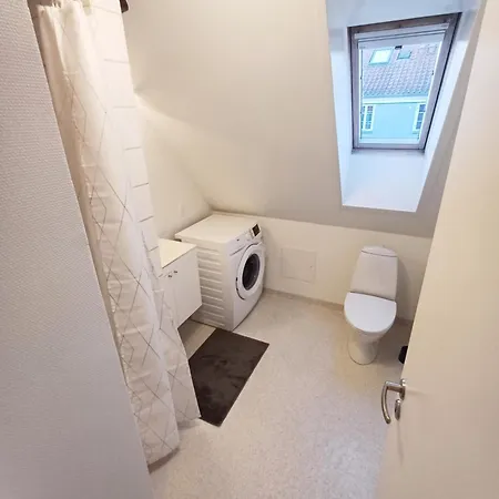 Beautiful 2 Bedroom Center Of Apartment *