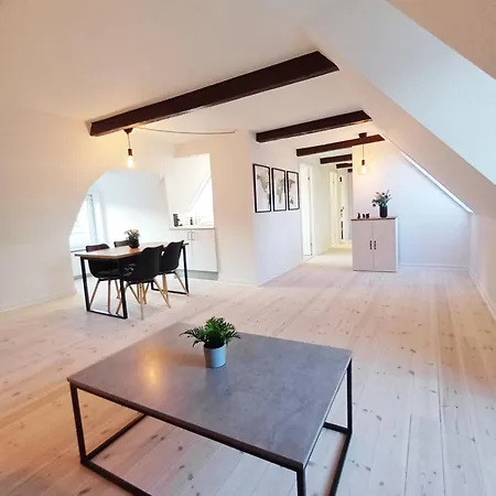 Beautiful 2 Bedroom Center Of Apartment *