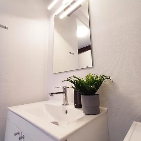 Beautiful 2 Bedroom Center Of راندرس